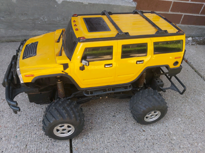 Hummer 1/8 scale. 12 inch wheelbase. 8 inch wide 17 inch Length Great hard body for crawler. LED lig...