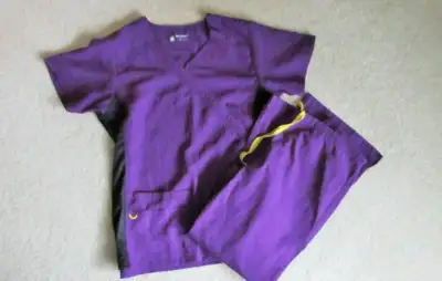 Wonder Winks Scrub Set… top and bottom…in excellent clean condition. Size Medium… color Purple… see...