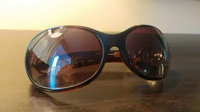 Paire de Lunette de Soleil Guess – Model: GU 7022 – (61 17-130) – En Parfaite Condition – Voir photo...