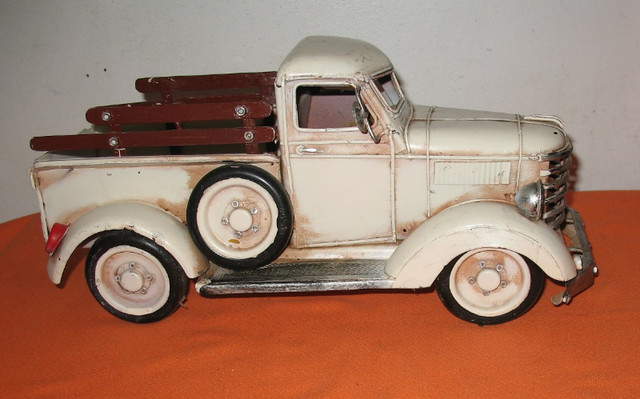 Tin Toy Truck Display Piece Chevy -Dodge -Fargo -Ford 1940s A1 in Arts & Collectibles in Edmonton