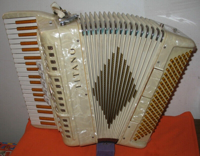 Titano Accordion Cream & Gold With Solid Case Arts