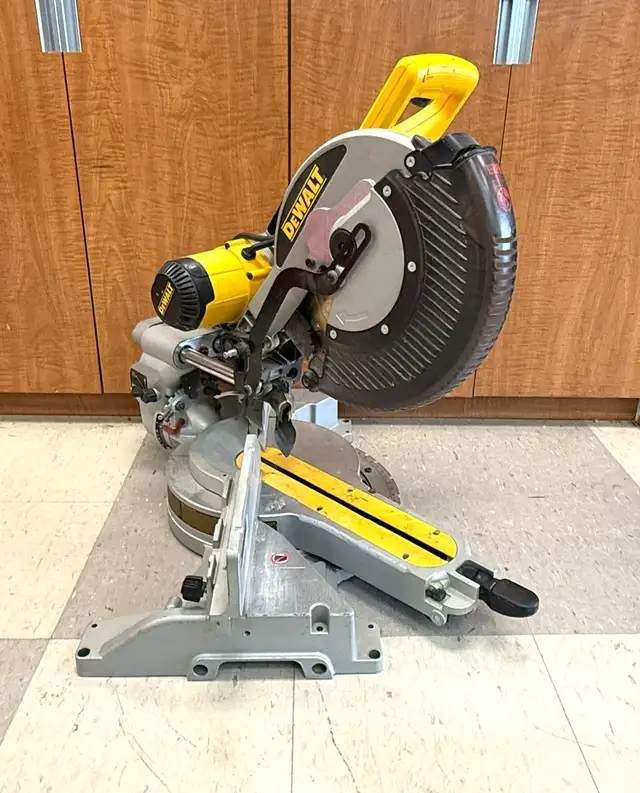DeWalt DW718 12” Dual Bevel Sliding Compound Miter Saw $399 in Power Tools in Mississauga / Peel Region - Image 4