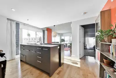 English Follows; 75, rue Videl Transfert de bail : Chambre meublée disponible avec internet 400 Mbps...