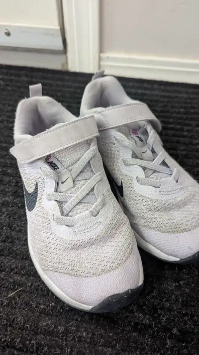 Girls Nike Runners Size 13, View more