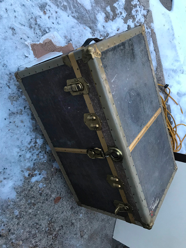 Vintage trunk with original top shelf in Home Décor & Accents in Strathcona County - Image 2