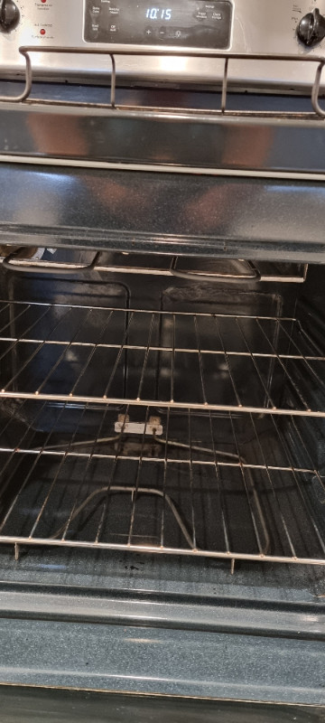 Insigna 2 year old oven.  Very good condition. in Kitchen & Dining Wares in Brantford - Image 3