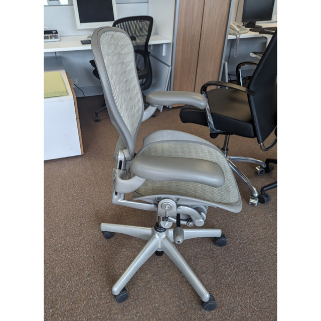 HERMAN MILLER | Aeron Size B Chair in Chairs & Recliners in Mississauga / Peel Region - Image 2