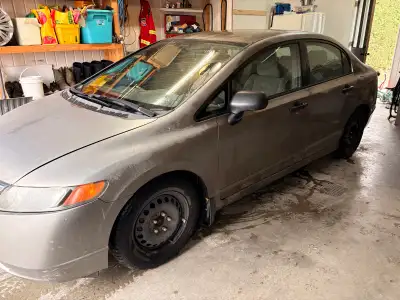 Honda Civic 2007, fonctionne bien, mais très rouillée, vendue tel quel sans garantie Les freins son...