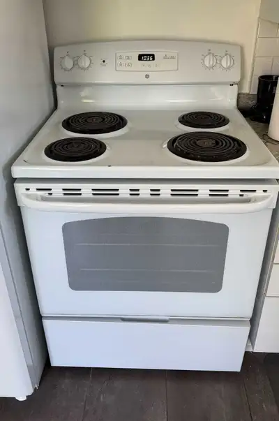 Four, poêle, cuisinière électrique GE. Four spacieux et 4 brûleurs. Tiroir de rangement en bas. Fonc...