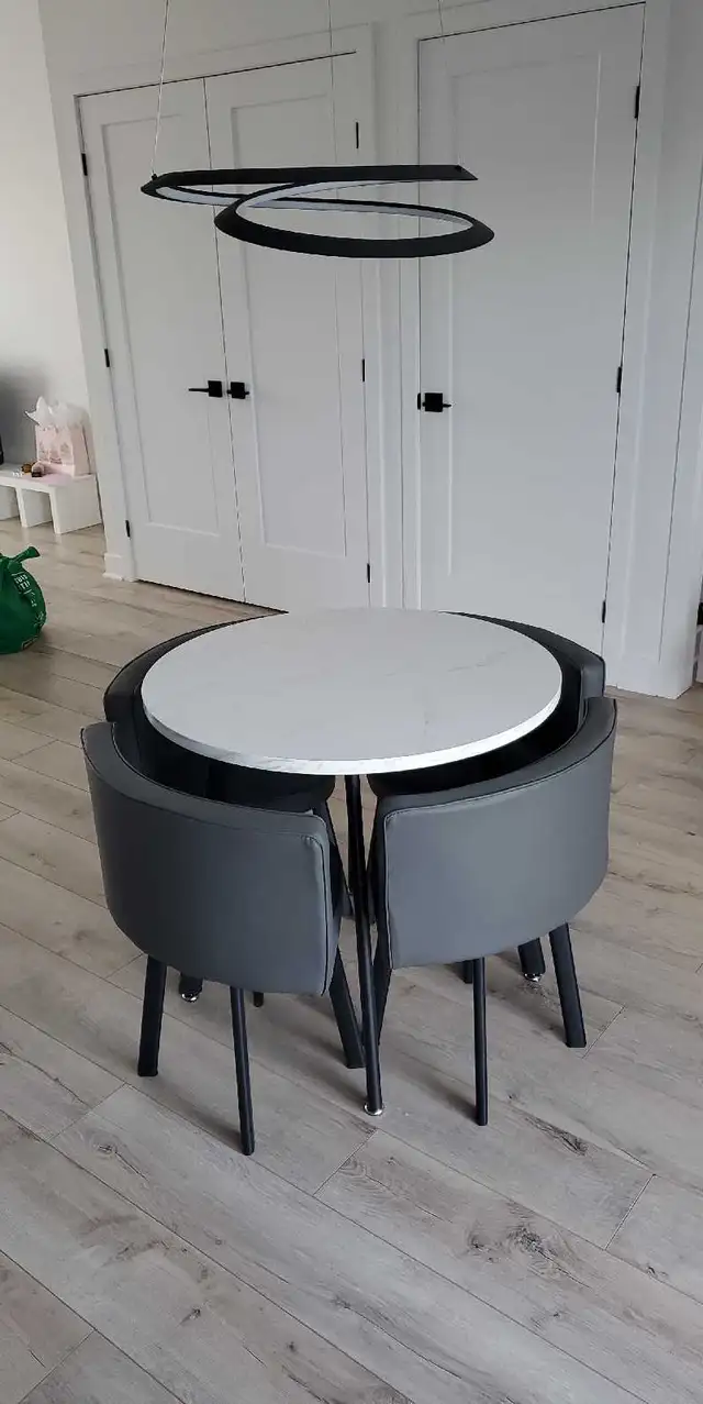 Round Dining Table Set with 4 Chairs in Dining Tables & Sets in Laurentides - Image 4