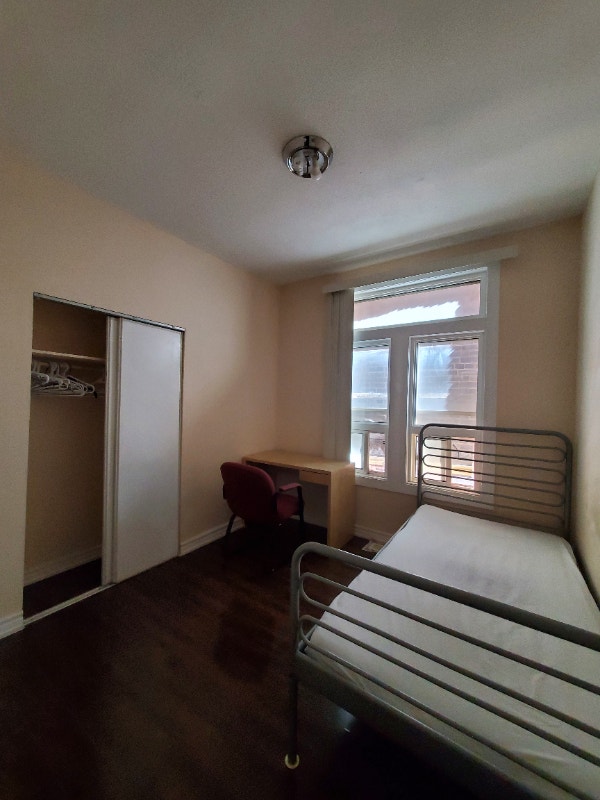 2 Rooms Available. Bathurst & Dundas St W. Downtown Toronto Room