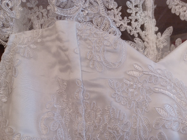 Seriah Wedding Dress, Lace, Large, White in Wedding in Oshawa / Durham Region - Image 4