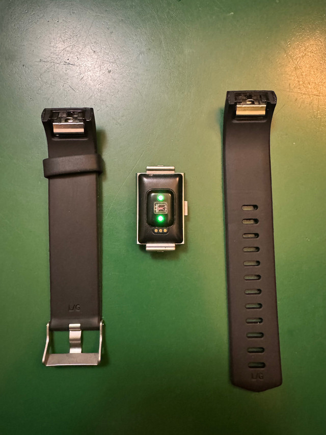 Fitbit Charge 2 - brand new large band and charger included in General Electronics in Markham / York Region - Image 4