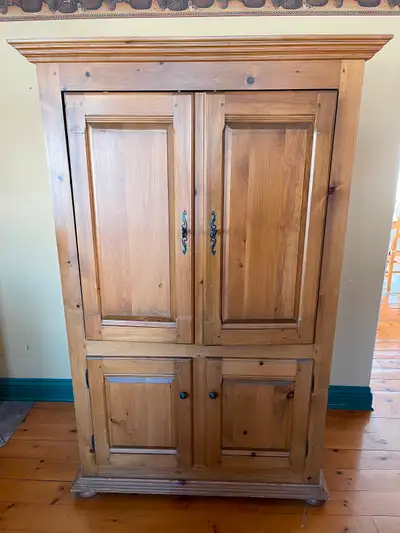 Pine wooden tv armoire in good condition 60” x 42” x 25”
