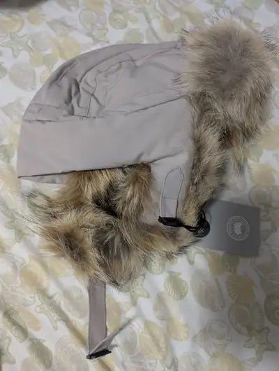 Brand new Canada Goose Ladies Aviator Hat in Limestone, size S/M. Brand new, never been worn and sti...