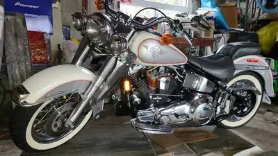 IF YOU LIKE ATTENTION THIS IS THE NICESTEST LOOKING HARLEY OUT THERE!!!! A 1994 HARLEY DAVIDSON FLST...