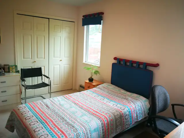 Furnished and Bright Upper Bedroom w/ Ensuite Bathroom near UBC in Room Rentals & Roommates in Vancouver - Image 3