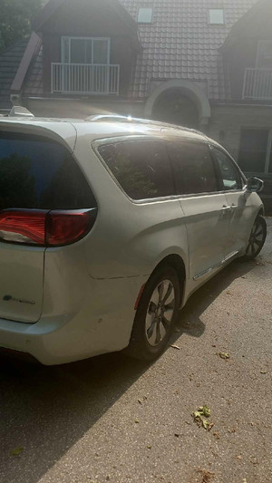 Pacifica hybrid 2017 sale