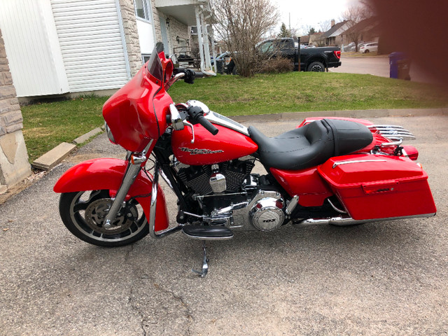 Moto Harley Davidson FLHX Street Glid 2011 70,000 K $16,000 Négo in Touring in Gatineau - Image 2