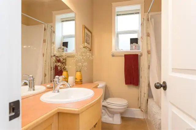 Furnished, renovated Garden Suite in Fairfield Gonzales Victoria in British Columbia in Canada - Image 5