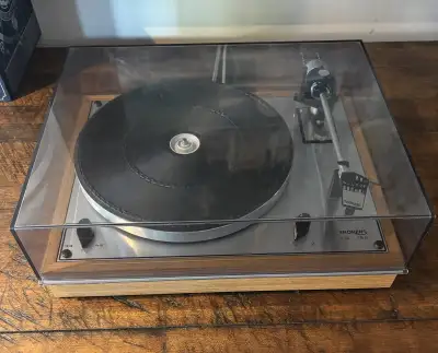 Nice condition, sounds great. cover has some light scratches. One hinge side broken, shown in pics,...