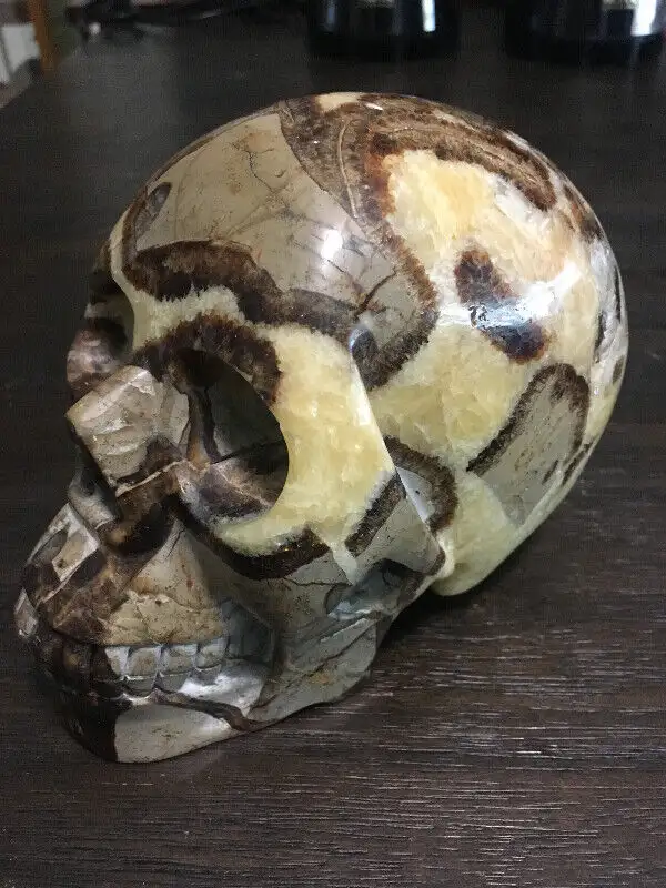Large carved crystal skull62854396093571121