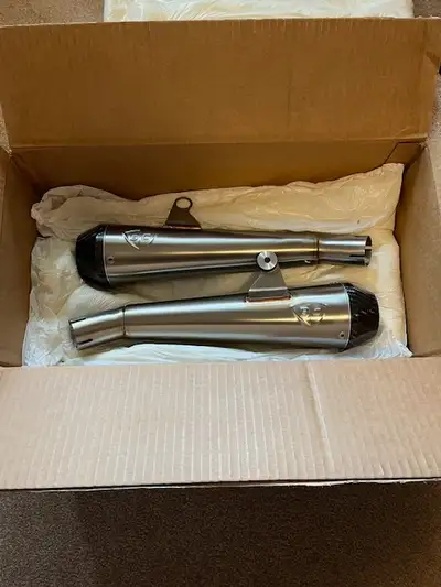 Brand new British Customs 3.5 Predator Carbon slip on exhaust for 2009 - 2016 air cooled Triumph Bon...