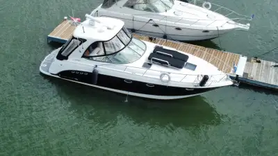 Accepte échange pour flybridge Excellente condition. Survey complet en septembre 2021. 2 moteurs Vol...