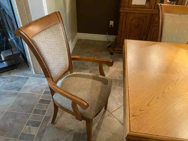 Table, 6 chaises, buffet et vaisselier en Chêne massif in Dining Tables & Sets in Longueuil / South Shore - Image 7