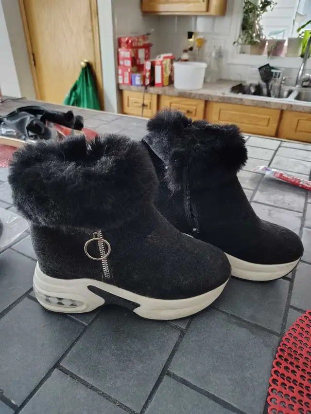 winter boots in Women's - Shoes in Calgary - Image 4