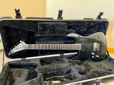 Professionally set up and Long and Mcquade. Comes with Seymour Duncan distortion TB-6 (bridge) and S...