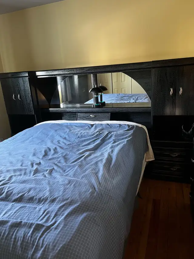 Ensemble de chambre à coucher + matelas queen – excellent état in Beds & Mattresses in Longueuil / South Shore - Image 3