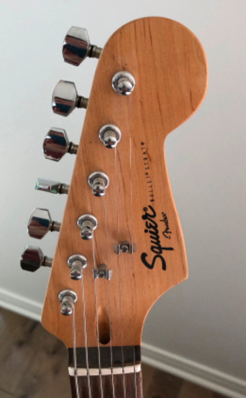 Guitare Squier™ Stratocaster© dans Guitares  à Laval/Rive Nord - Image 2