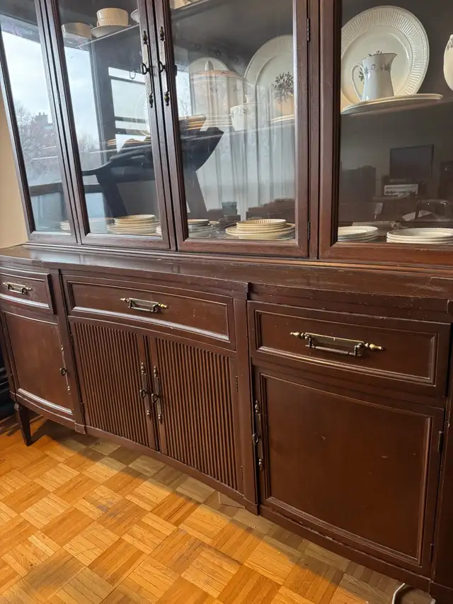China wood cabinet/hutch vintage display cabinet and dishes in Hutches & Display Cabinets in City of Toronto - Image 4