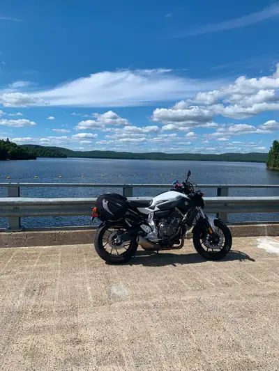 Yamaha FZ07 2015 47000 km. En excellent état. Toujours bien entretenue. Jamais échappée. Pneus neufs...