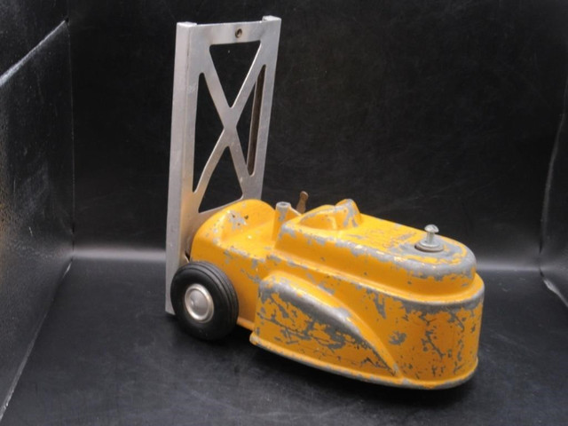 THE LITTLE GIANT LIFT TRUCK VINTAGE TOY - USA in Arts & Collectibles in Bedford - Image 2