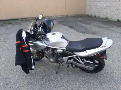 2004, 40k, really good shape, will need nothing for a safety, jacket and a helmet included. 600cc $1...