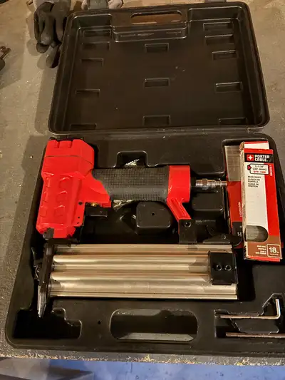 18 GA 2” . Like new. Can be hooked up to an air compressor. Asking $40 (cash only). Text/call 403-50...