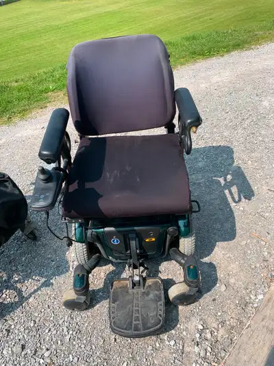 This Quantum Power Wheelchair is for indoor and outdoor use. It charges quickly and holds a charge f...