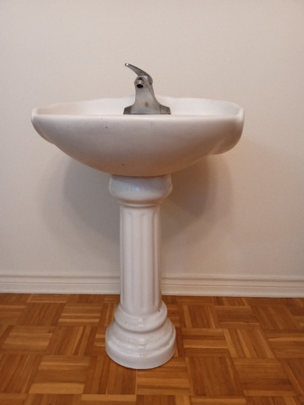 Lavabo sur pied céramique blanc bon état dans Plomberie, éviers, toilettes et bains  à Ville de Montréal