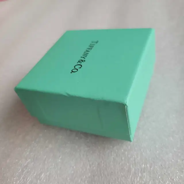 Tiffany & Co boite à bijou vide empty  jewelry box in Jewellery & Watches in City of Montréal - Image 7