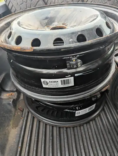 Four 18 inch steel rims for a 2018 Camaro, with working tire pressure sensors. Bought for the tyres....