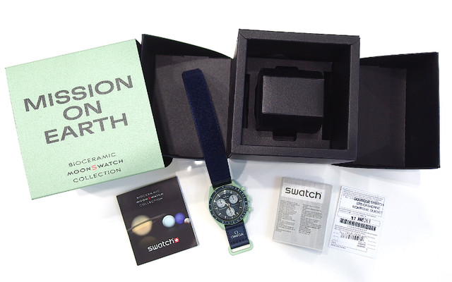 OMEGA MOONSWATCH MISSION ON EARTH BRAND NEW WATCH NEVER WORN dans Bijoux et montres  à Ville de Montréal - Image 2