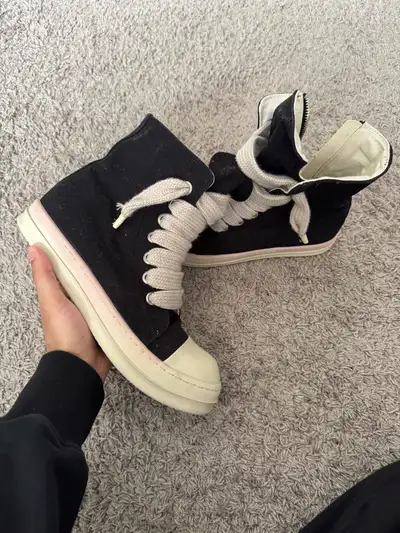 Doesn’t come with the box, but these are size 44EU which translate to size 9.5 US Not looking to tra...