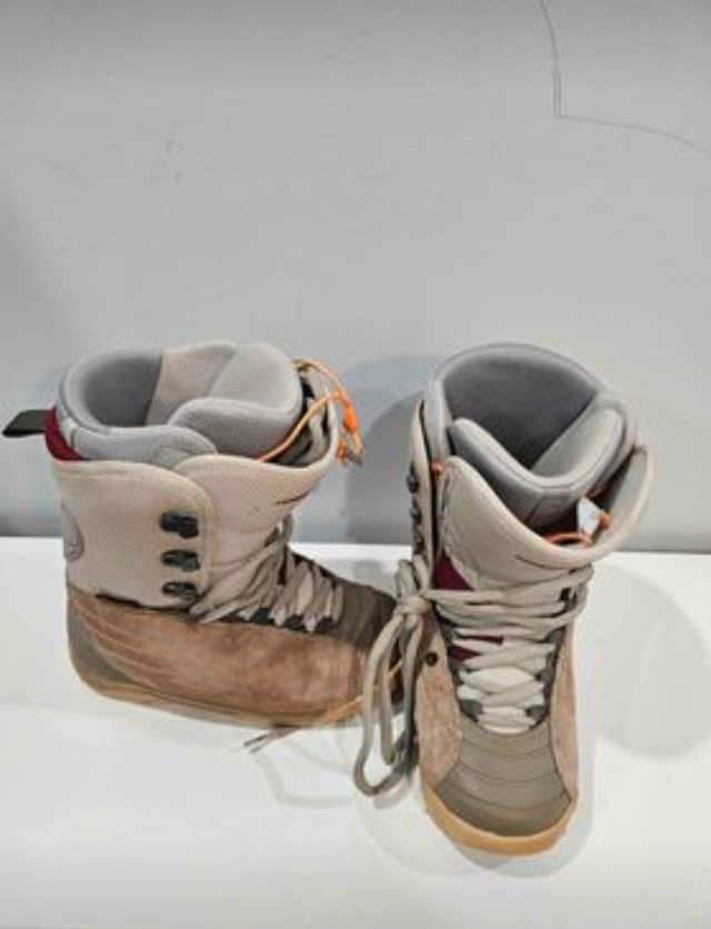 Snowboard boots (women's) - Burton size 8 in Snowboard in Gatineau