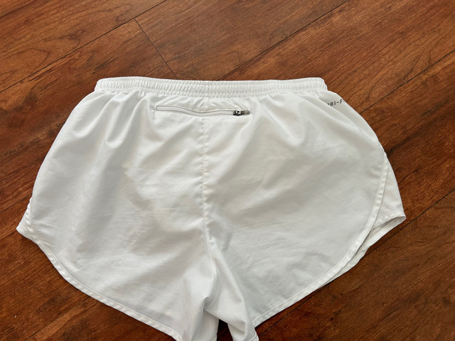 Nike white shorts size ladies small in Women's - Bottoms in Charlottetown - Image 2