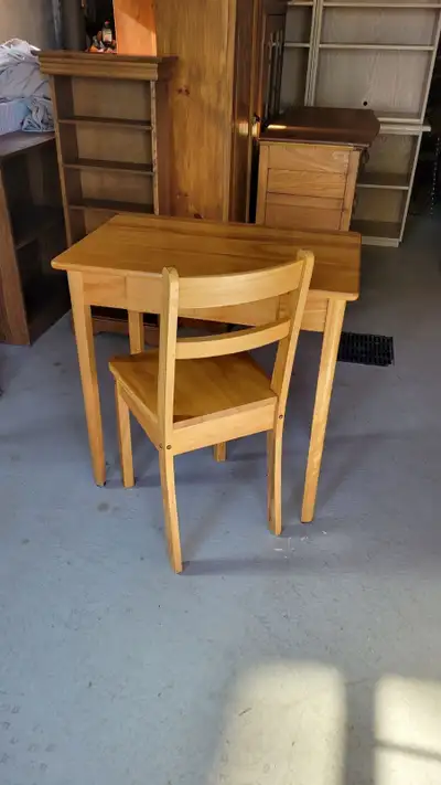 1 pupitre antique en chêne et 1 petit pupitre avec chaise, View more