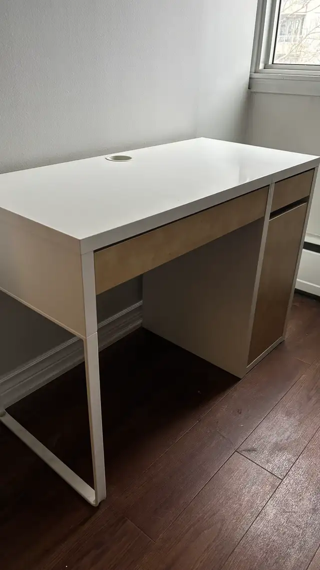 Desk and chair  in Desks in Calgary - Image 2