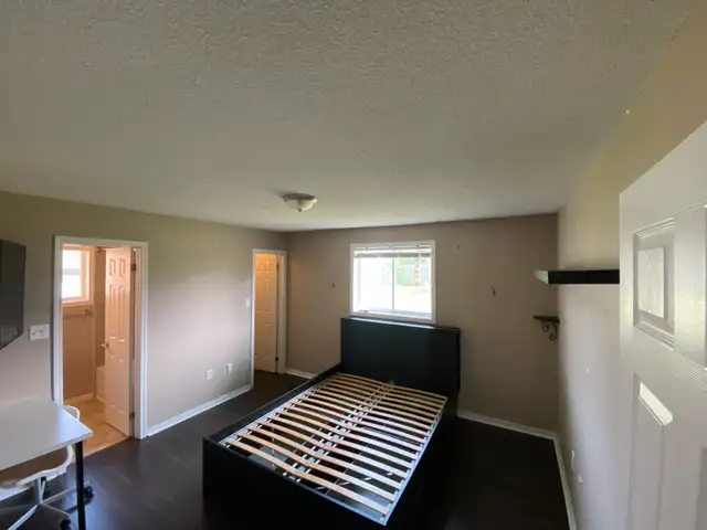 Room for Rent -North Barrie near RVH. Private bath also avail.62863327856003123