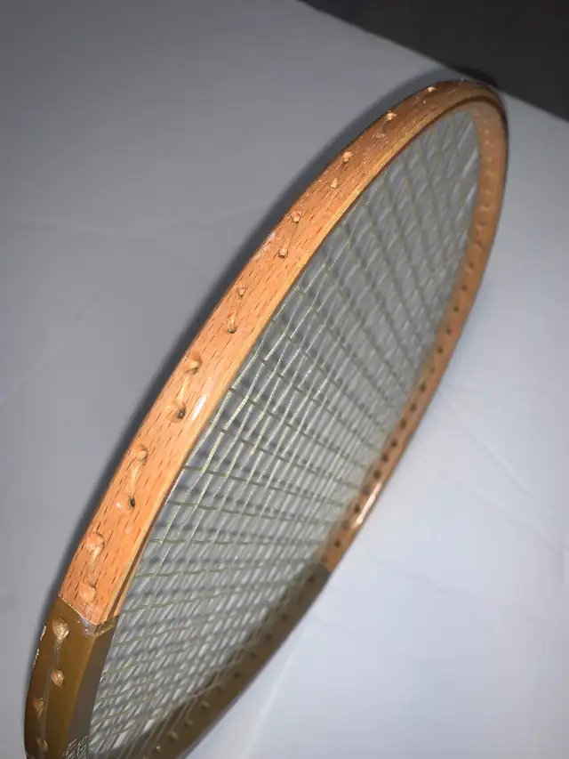 Rare find Vtg (over 40 yrs) Yonex Badminton Wooden Racket H-G3 in Arts & Collectibles in Markham / York Region - Image 9